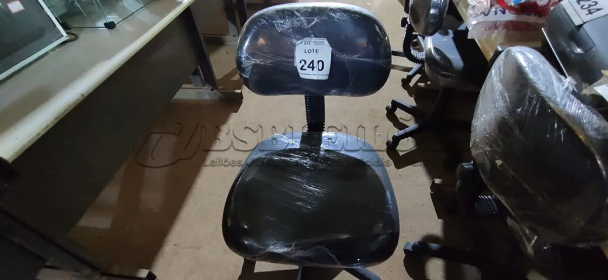 LOTE 240 - 01 CADEIRA PARA ESCRITÓRIO. (NO ESTADO) ATENÇÃO! FAZER A VISITAÇÃO ANTES DE ARREMATAR, NÃO SABEMOS SE FUNCIONA. LEILÃO NÃO TEM GARANTIA E NEM DEVOLUÇÃO, SUJEITO A POSSÍVEIS AVARIAS VISÍVEIS/OCULTAS E/OU AUSÊNCIA DE COMPONENTES.