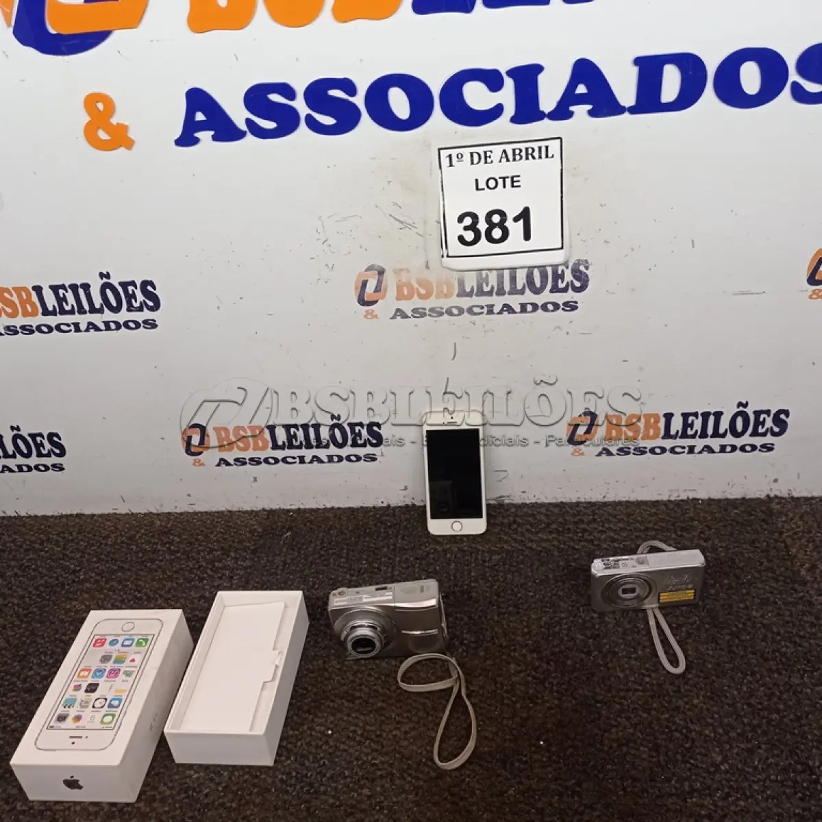 LOTE 381 - 01 CÂMERA DIGITAI SONY, 01 CÂMERA DIGITAL KODAK E 01 APARELHO CELULAR IPHONE 5 MODELOS A1457.  (NO ESTADO) ATENÇÃO! FAZER A VISITAÇÃO ANTES DE ARREMATAR, NÃO SABEMOS SE FUNCIONA. LEILÃO NÃO TEM GARANTIA E NEM DEVOLUÇÃO, SUJEITO A POSSÍVEIS AVARIAS VISÍVEIS/OCULTAS E/OU AUSÊNCIA DE COMPONENTES.