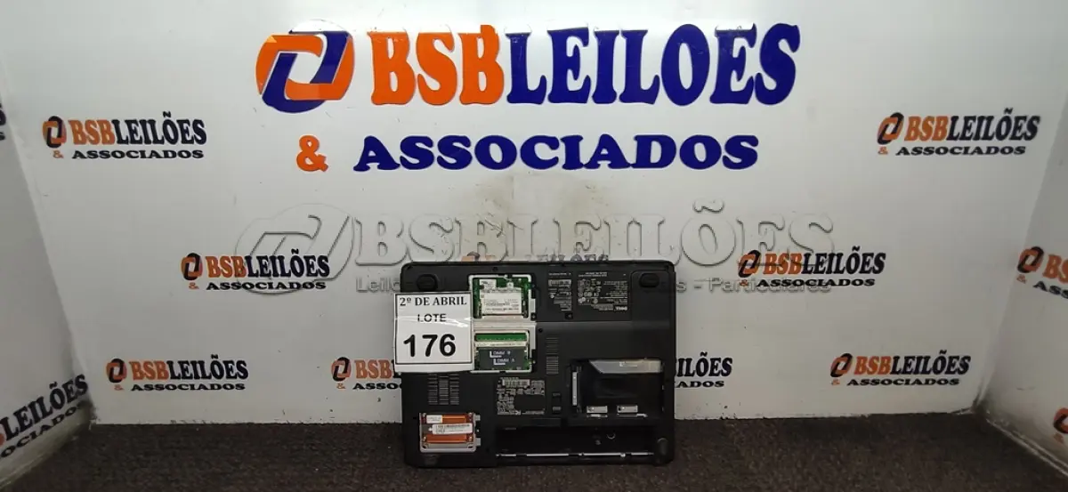 LOTE 176 - 01 NOTEBOOK DELL SEM FONTE. (NO ESTADO) ATENÇÃO! FAZER A VISITAÇÃO ANTES DE ARREMATAR, NÃO SABEMOS SE FUNCIONA. LEILÃO NÃO TEM GARANTIA E NEM DEVOLUÇÃO, SUJEITO A POSSÍVEIS AVARIAS VISÍVEIS/OCULTAS E/OU AUSÊNCIA DE COMPONENTES.