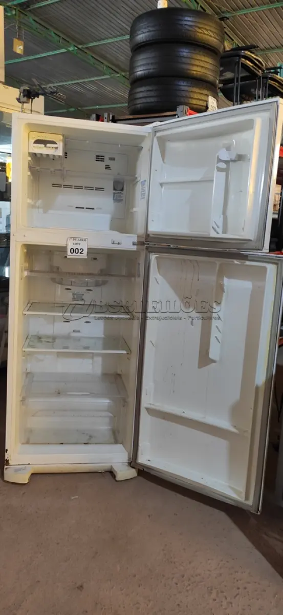 LOTE 002 - GELADEIRA ELETROLUXC FROSTE FREE DF 46. (NO ESTADO) ATENÇÃO! FAZER A VISITAÇÃO ANTES DE ARREMATAR, NÃO SABEMOS SE FUNCIONA. LEILÃO NÃO TEM GARANTIA E NEM DEVOLUÇÃO, SUJEITO A POSSÍVEIS AVARIAS VISÍVEIS/OCULTAS E/OU AUSÊNCIA DE COMPONENTES.