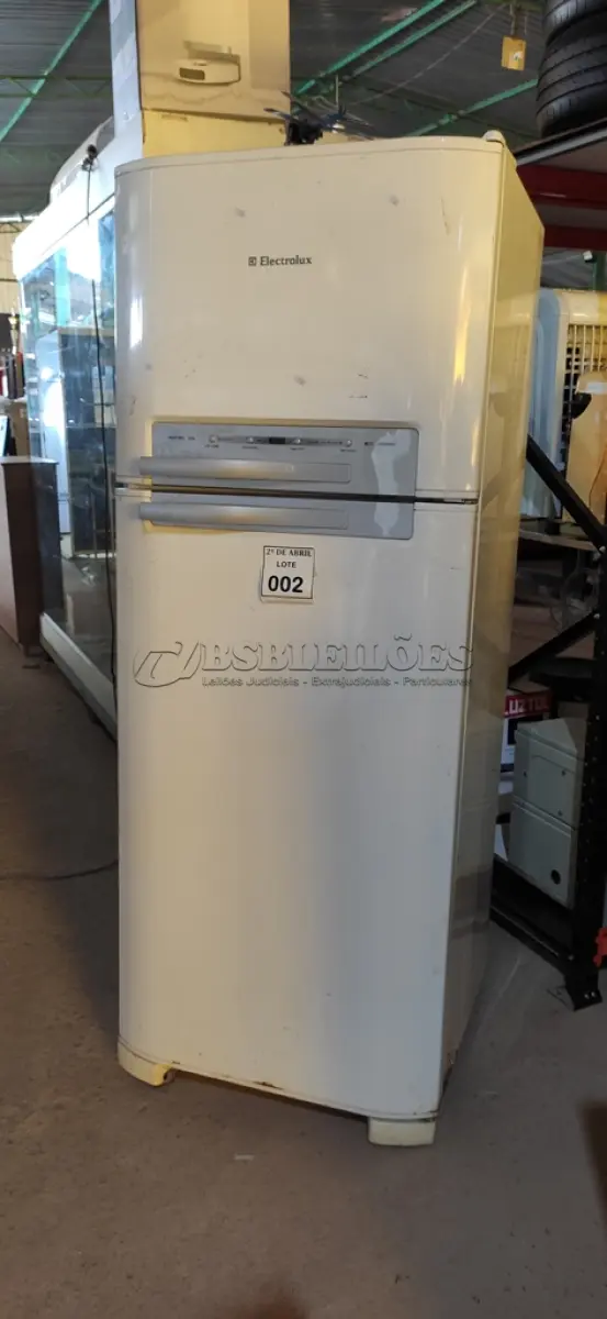LOTE 002 - GELADEIRA ELETROLUXC FROSTE FREE DF 46. (NO ESTADO) ATENÇÃO! FAZER A VISITAÇÃO ANTES DE ARREMATAR, NÃO SABEMOS SE FUNCIONA. LEILÃO NÃO TEM GARANTIA E NEM DEVOLUÇÃO, SUJEITO A POSSÍVEIS AVARIAS VISÍVEIS/OCULTAS E/OU AUSÊNCIA DE COMPONENTES.
