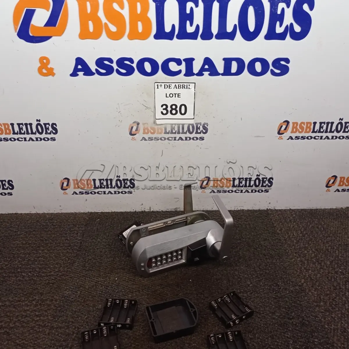 LOTE 380 - 01 FECHADURA ELETRÔNICA E DIGITAL. (NO ESTADO) ATENÇÃO! FAZER A VISITAÇÃO ANTES DE ARREMATAR, NÃO SABEMOS SE FUNCIONA. LEILÃO NÃO TEM GARANTIA E NEM DEVOLUÇÃO, SUJEITO A POSSÍVEIS AVARIAS VISÍVEIS/OCULTAS E/OU AUSÊNCIA DE COMPONENTES.