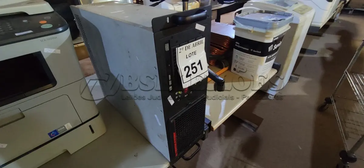 LOTE 251 - 01 SERVIDOR TRENTON SYSTEMS. (NO ESTADO) ATENÇÃO! FAZER A VISITAÇÃO ANTES DE ARREMATAR, NÃO SABEMOS SE FUNCIONA. LEILÃO NÃO TEM GARANTIA E NEM DEVOLUÇÃO, SUJEITO A POSSÍVEIS AVARIAS VISÍVEIS/OCULTAS E/OU AUSÊNCIA DE COMPONENTES. 