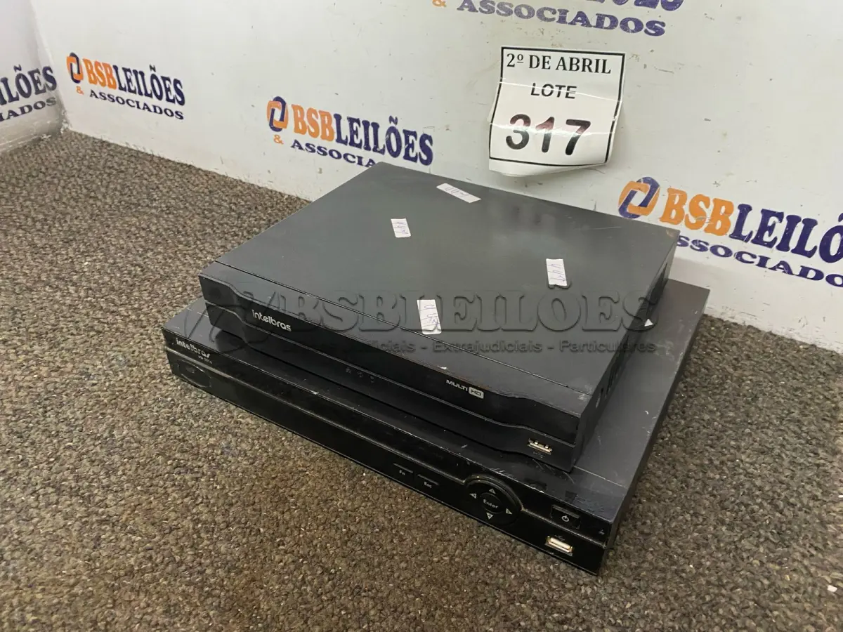 LOTE 317 - 02 DVRS INTELBRAS. (NO ESTADO) ATENÇÃO! FAZER A VISITAÇÃO ANTES DE ARREMATAR, NÃO SABEMOS SE FUNCIONA. LEILÃO NÃO TEM GARANTIA E NEM DEVOLUÇÃO, SUJEITO A POSSÍVEIS AVARIAS VISÍVEIS/OCULTAS E/OU AUSÊNCIA DE COMPONENTES.