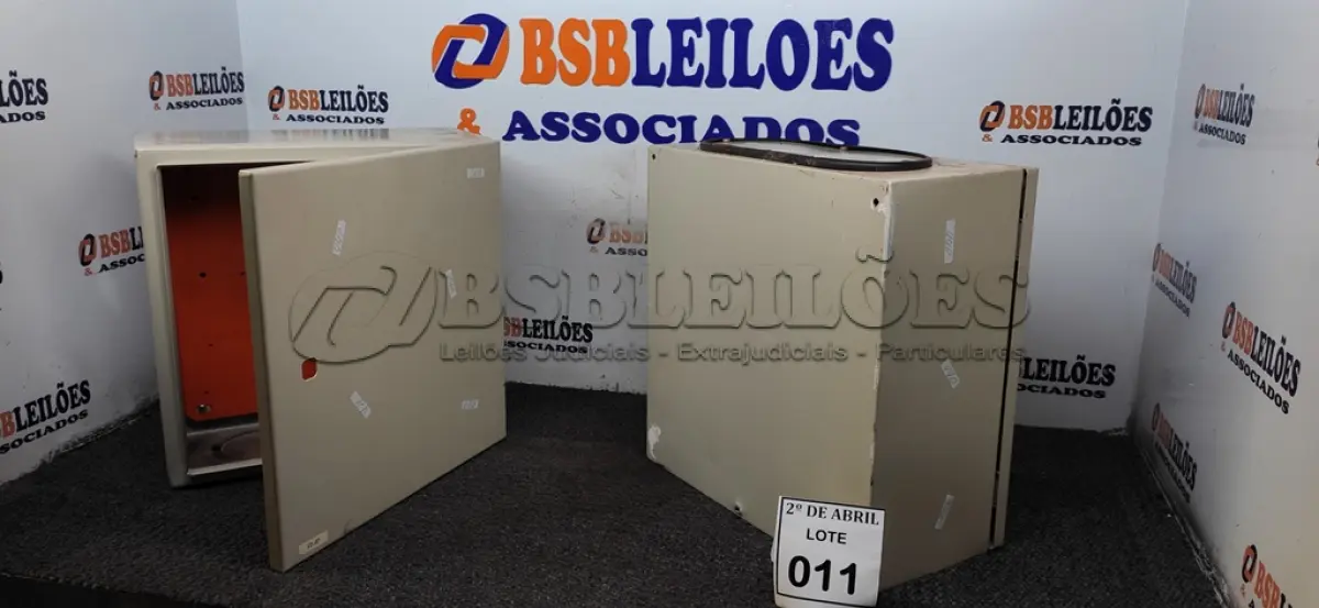 LOTE 011 - 02 QUADROS ELÉTRICOS. (NO ESTADO) ATENÇÃO! FAZER A VISITAÇÃO ANTES DE ARREMATAR, NÃO SABEMOS SE FUNCIONA. LEILÃO NÃO TEM GARANTIA E NEM DEVOLUÇÃO, SUJEITO A POSSÍVEIS AVARIAS VISÍVEIS/OCULTAS E/OU AUSÊNCIA DE COMPONENTES.