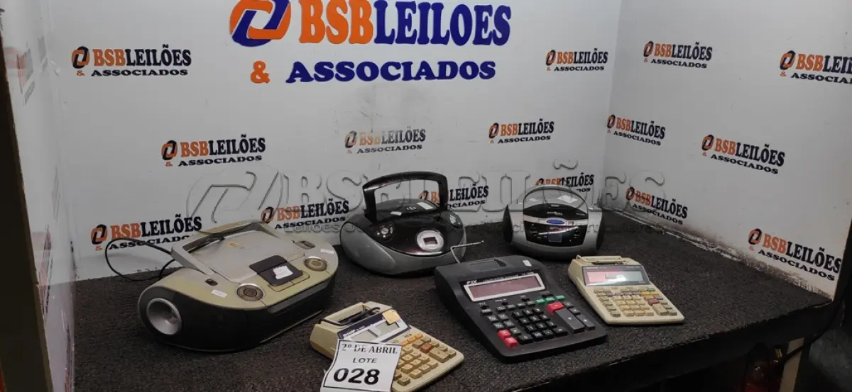LOTE 028 - 03 SONS PEQUENOS E 03 CALCULADORAS. (NO ESTADO) ATENÇÃO! FAZER A VISITAÇÃO ANTES DE ARREMATAR, NÃO SABEMOS SE FUNCIONA. LEILÃO NÃO TEM GARANTIA E NEM DEVOLUÇÃO, SUJEITO A POSSÍVEIS AVARIAS VISÍVEIS/OCULTAS E/OU AUSÊNCIA DE COMPONENTES.