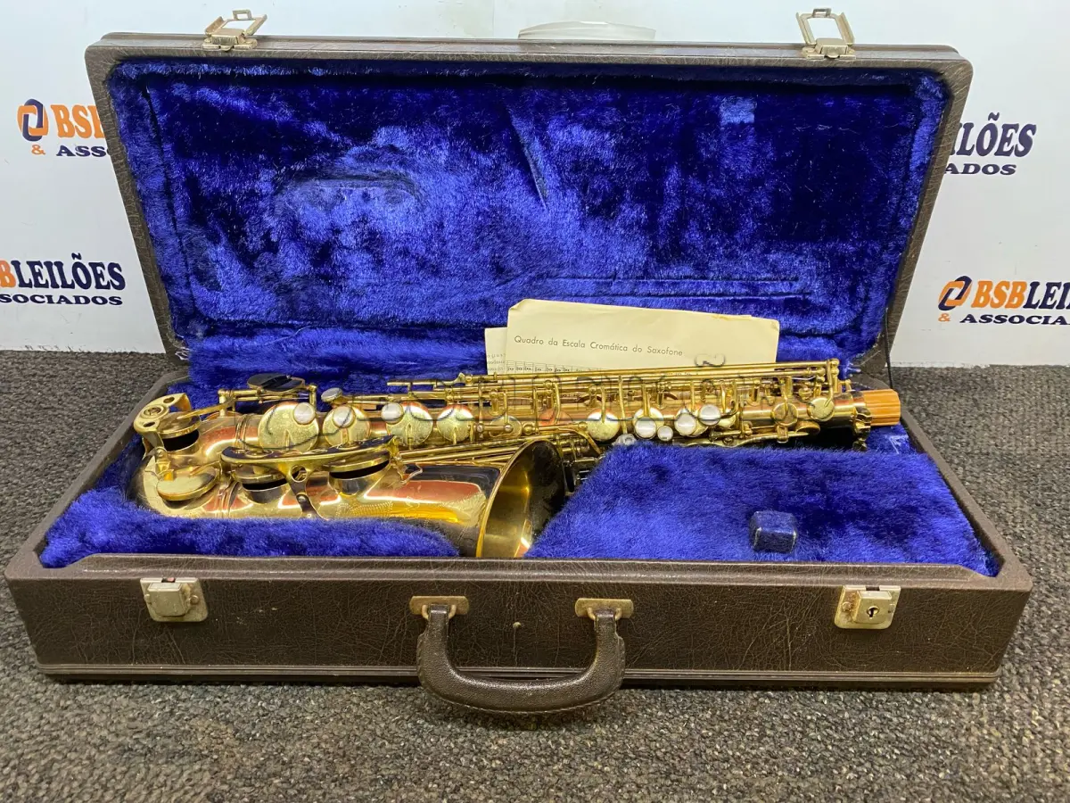 LOTE 328 - 01 SAXOFONE COM MALETA. (NO ESTADO) ATENÇÃO! FAZER A VISITAÇÃO ANTES DE ARREMATAR, NÃO SABEMOS SE FUNCIONA. LEILÃO NÃO TEM GARANTIA E NEM DEVOLUÇÃO, SUJEITO A POSSÍVEIS AVARIAS VISÍVEIS/OCULTAS E/OU AUSÊNCIA DE COMPONENTES.