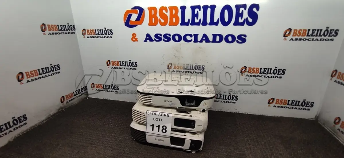 LOTE 118 - 03 PROJETORES EPSON. (NO ESTADO) ATENÇÃO! FAZER A VISITAÇÃO ANTES DE ARREMATAR, NÃO SABEMOS SE FUNCIONA. LEILÃO NÃO TEM GARANTIA E NEM DEVOLUÇÃO, SUJEITO A POSSÍVEIS AVARIAS VISÍVEIS/OCULTAS E/OU AUSÊNCIA DE COMPONENTES.