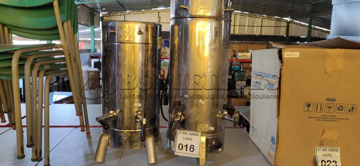 LOTE 016 - 02 CAFETEIRAS INDÚSTRIAS EM INOX. (NO ESTADO) ATENÇÃO! FAZER A VISITAÇÃO ANTES DE ARREMATAR, NÃO SABEMOS SE FUNCIONA. LEILÃO NÃO TEM GARANTIA E NEM DEVOLUÇÃO, SUJEITO A POSSÍVEIS AVARIAS VISÍVEIS/OCULTAS E/OU AUSÊNCIA DE COMPONENTES.