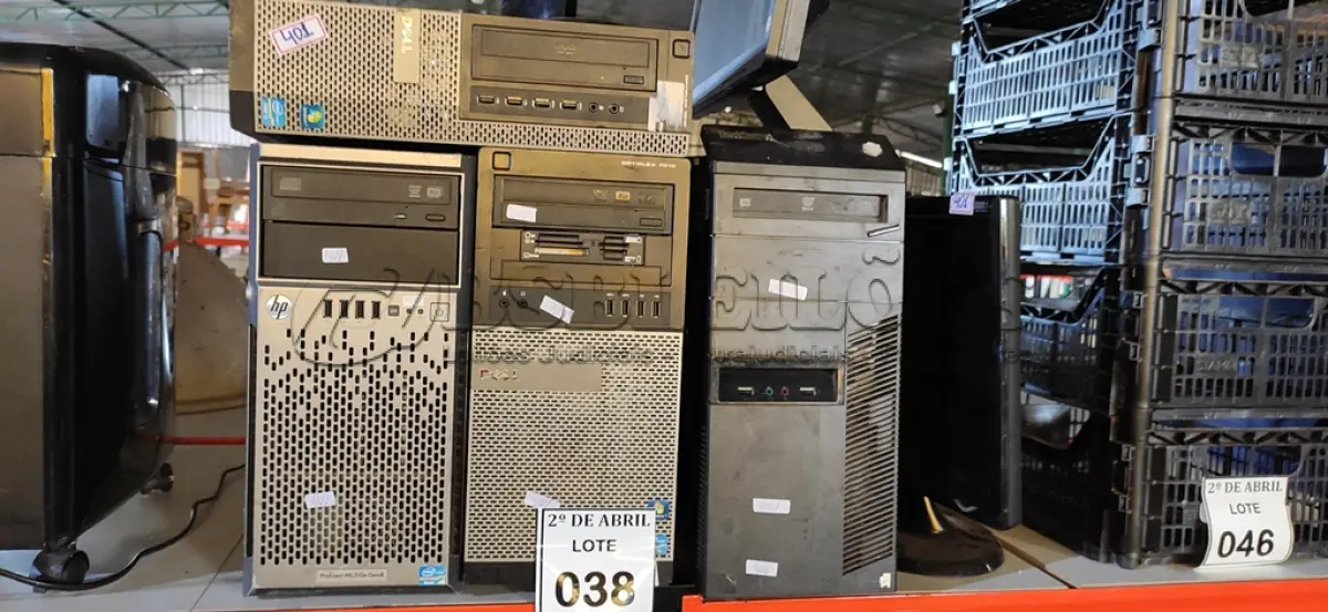 LOTE 038 - 01 LOTE COM 04 CPU’S DIVERSAS E 02 MONITORES. (NO ESTADO) ATENÇÃO! FAZER A VISITAÇÃO ANTES DE ARREMATAR, NÃO SABEMOS SE FUNCIONA. LEILÃO NÃO TEM GARANTIA E NEM DEVOLUÇÃO, SUJEITO A POSSÍVEIS AVARIAS VISÍVEIS/OCULTAS E/OU AUSÊNCIA DE COMPONENTES.