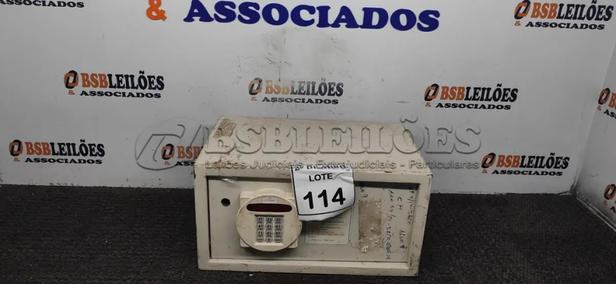 LOTE 114 - 01 COFRE PEQUENO DIGITAL. (NO ESTADO) ATENÇÃO! FAZER A VISITAÇÃO ANTES DE ARREMATAR, NÃO SABEMOS SE FUNCIONA. LEILÃO NÃO TEM GARANTIA E NEM DEVOLUÇÃO, SUJEITO A POSSÍVEIS AVARIAS VISÍVEIS/OCULTAS E/OU AUSÊNCIA DE COMPONENTES.