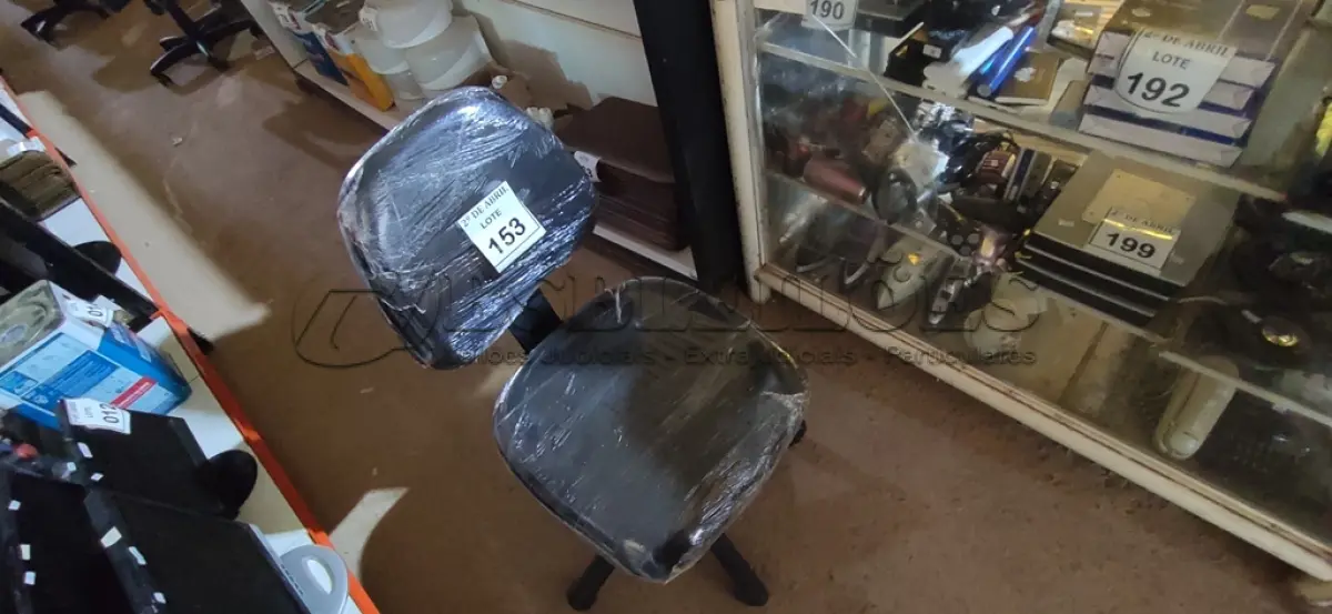 LOTE 153 - 01 CADEIRA PARA ESCRITÓRIO. (NO ESTADO) ATENÇÃO! FAZER A VISITAÇÃO ANTES DE ARREMATAR, NÃO SABEMOS SE FUNCIONA. LEILÃO NÃO TEM GARANTIA E NEM DEVOLUÇÃO, SUJEITO A POSSÍVEIS AVARIAS VISÍVEIS/OCULTAS E/OU AUSÊNCIA DE COMPONENTES.