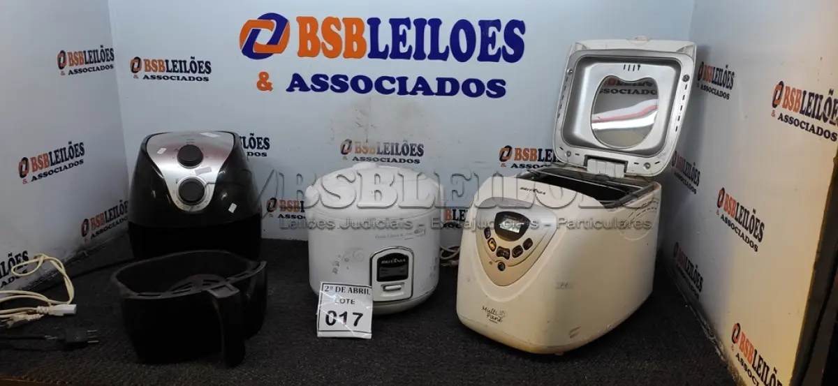 LOTE 017 - 01 PANELA ELÉTRICA, 01 AR FRY E 01 MÁQUINA DE PÃO. (NO ESTADO) ATENÇÃO! FAZER A VISITAÇÃO ANTES DE ARREMATAR, NÃO SABEMOS SE FUNCIONA. LEILÃO NÃO TEM GARANTIA E NEM DEVOLUÇÃO, SUJEITO A POSSÍVEIS AVARIAS VISÍVEIS/OCULTAS E/OU AUSÊNCIA DE COMPONENTES.