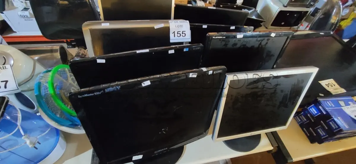 LOTE 155 - 08 MONITORES DIVERSOS. (NO ESTADO) ATENÇÃO! FAZER A VISITAÇÃO ANTES DE ARREMATAR, NÃO SABEMOS SE FUNCIONA. LEILÃO NÃO TEM GARANTIA E NEM DEVOLUÇÃO, SUJEITO A POSSÍVEIS AVARIAS VISÍVEIS/OCULTAS E/OU AUSÊNCIA DE COMPONENTES.