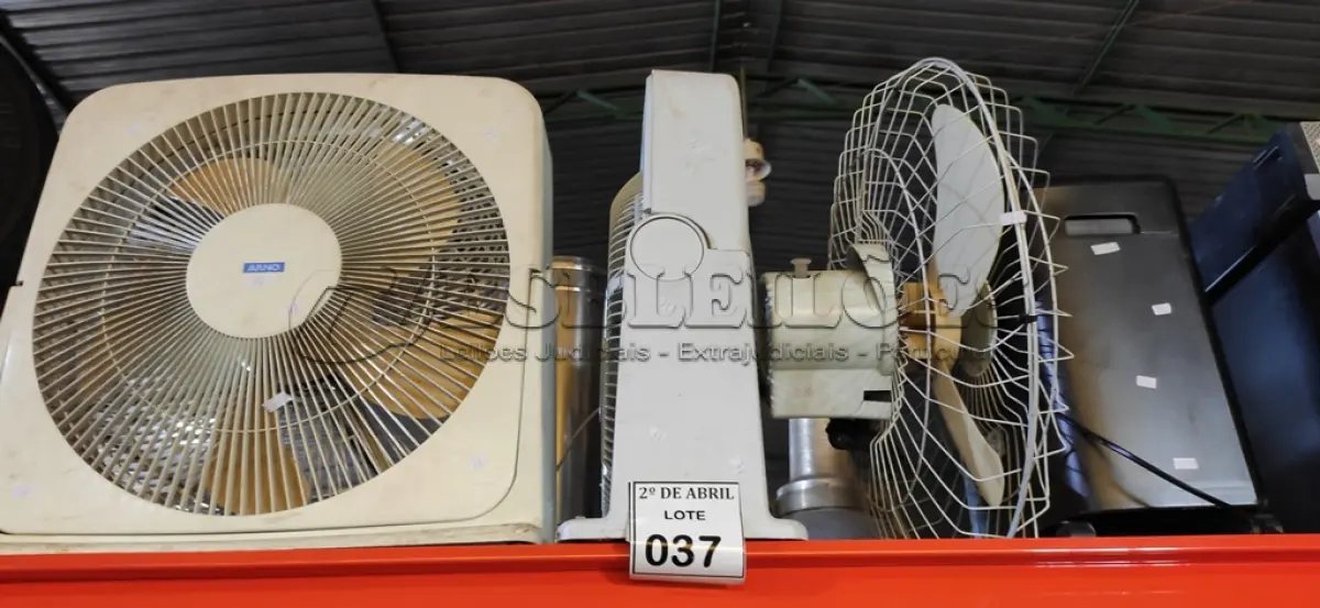 LOTE 037 - 03 VENTILADORES DIVERSOS. (NO ESTADO) ATENÇÃO! FAZER A VISITAÇÃO ANTES DE ARREMATAR, NÃO SABEMOS SE FUNCIONA. LEILÃO NÃO TEM GARANTIA E NEM DEVOLUÇÃO, SUJEITO A POSSÍVEIS AVARIAS VISÍVEIS/OCULTAS E/OU AUSÊNCIA DE COMPONENTES.