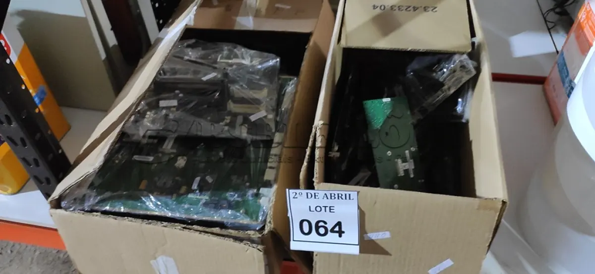 LOTE 064 - 01 LOTE COM PLACAS DIVERSAS. (NO ESTADO) ATENÇÃO! FAZER A VISITAÇÃO ANTES DE ARREMATAR, NÃO SABEMOS SE FUNCIONA. LEILÃO NÃO TEM GARANTIA E NEM DEVOLUÇÃO, SUJEITO A POSSÍVEIS AVARIAS VISÍVEIS/OCULTAS E/OU AUSÊNCIA DE COMPONENTES.