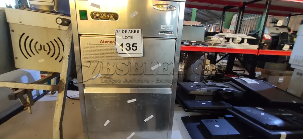 LOTE 135 - 01 MÁQUINA DE GELO PRO SUPER 50KG /24HRS. (NO ESTADO) ATENÇÃO! FAZER A VISITAÇÃO ANTES DE ARREMATAR, NÃO SABEMOS SE FUNCIONA. LEILÃO NÃO TEM GARANTIA E NEM DEVOLUÇÃO, SUJEITO A POSSÍVEIS AVARIAS VISÍVEIS/OCULTAS E/OU AUSÊNCIA DE COMPONENTES.
