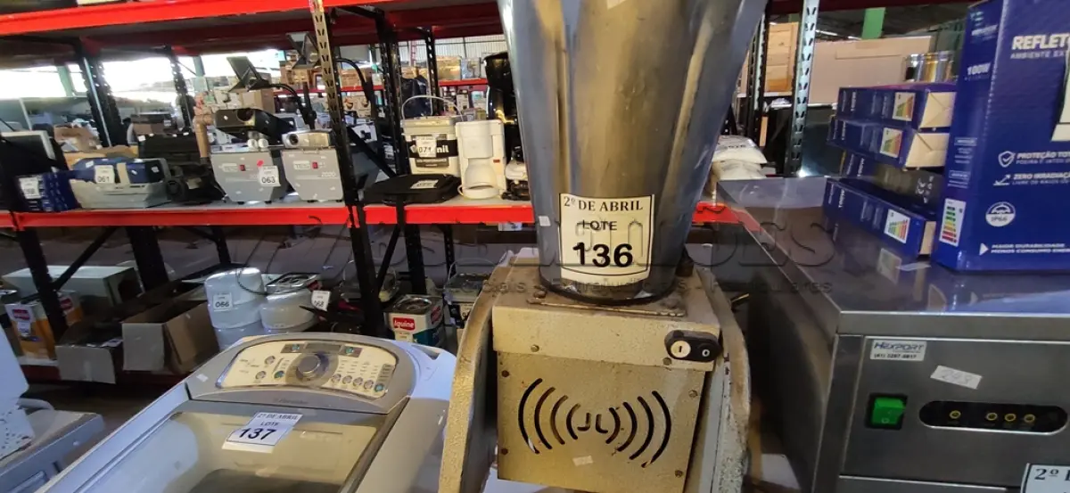 LOTE 136 - 01 LIQUIDIFICADOR INDUSTRIAL. (NO ESTADO) ATENÇÃO! FAZER A VISITAÇÃO ANTES DE ARREMATAR, NÃO SABEMOS SE FUNCIONA. LEILÃO NÃO TEM GARANTIA E NEM DEVOLUÇÃO, SUJEITO A POSSÍVEIS AVARIAS VISÍVEIS/OCULTAS E/OU AUSÊNCIA DE COMPONENTES.