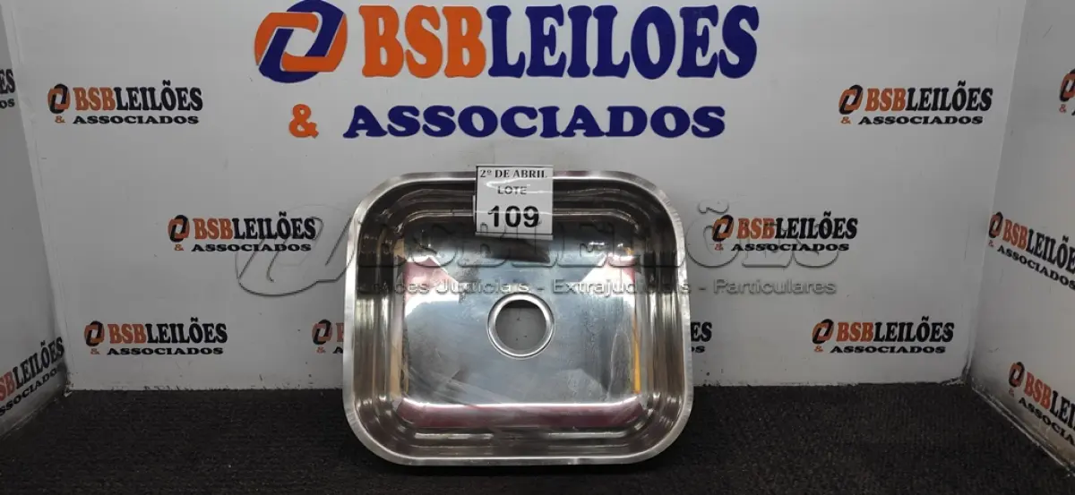 LOTE 109 - 01 CUBA EM AÇO INOX STANDARD 400X340X140MM. (NO ESTADO) ATENÇÃO! FAZER A VISITAÇÃO ANTES DE ARREMATAR, NÃO SABEMOS SE FUNCIONA. LEILÃO NÃO TEM GARANTIA E NEM DEVOLUÇÃO, SUJEITO A POSSÍVEIS AVARIAS VISÍVEIS/OCULTAS E/OU AUSÊNCIA DE COMPONENTES.
