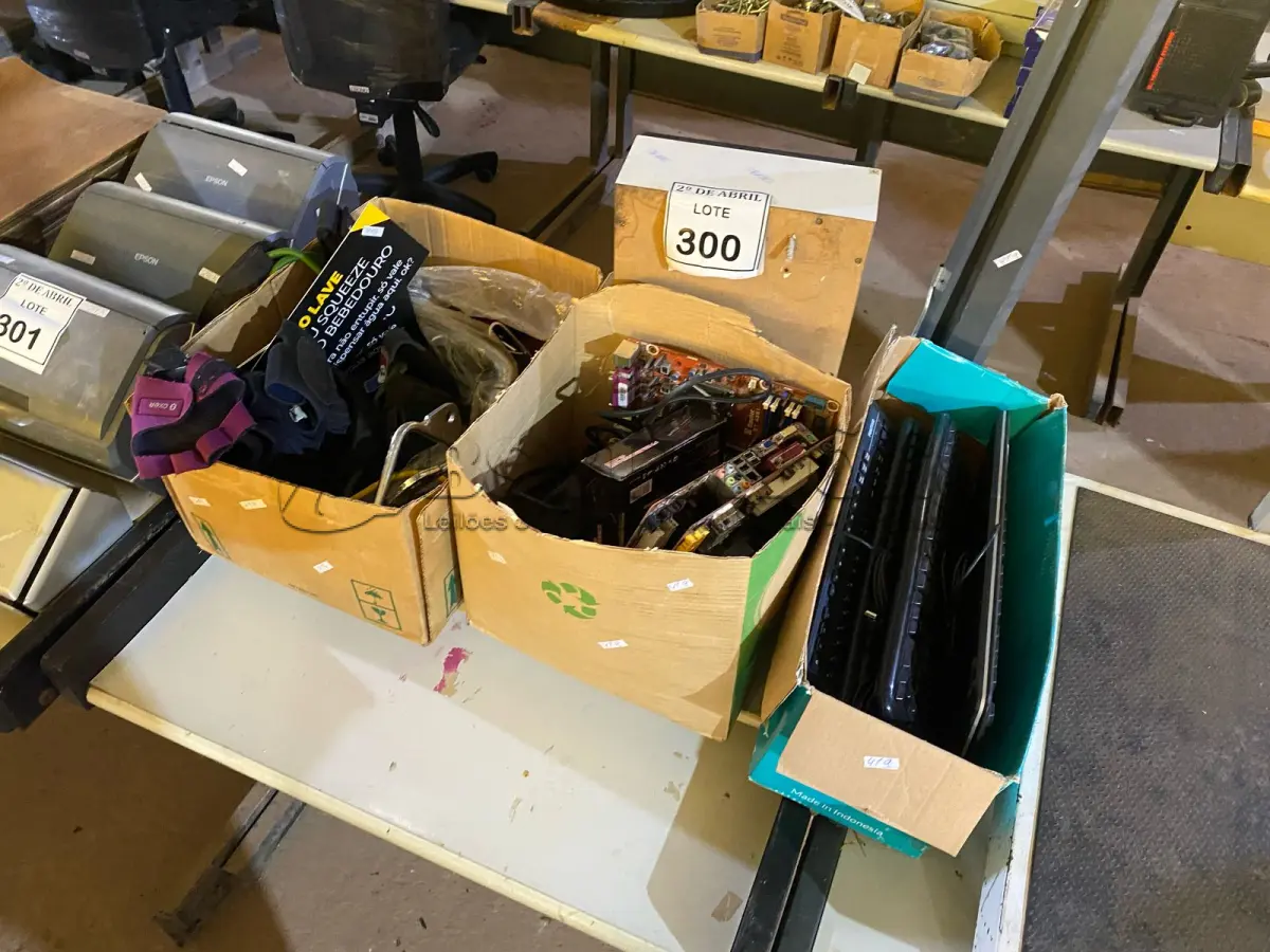 LOTE 300 - 01 LOTE COM TECLADOS, PLACAS MÃES, FONTE DE VÍDEO GAME E EQUIPAMENTOS DE ACADEMIA. (NO ESTADO) ATENÇÃO! FAZER A VISITAÇÃO ANTES DE ARREMATAR, NÃO SABEMOS SE FUNCIONA. LEILÃO NÃO TEM GARANTIA E NEM DEVOLUÇÃO, SUJEITO A POSSÍVEIS AVARIAS VISÍVEIS/OCULTAS E/OU AUSÊNCIA DE COMPONENTES.