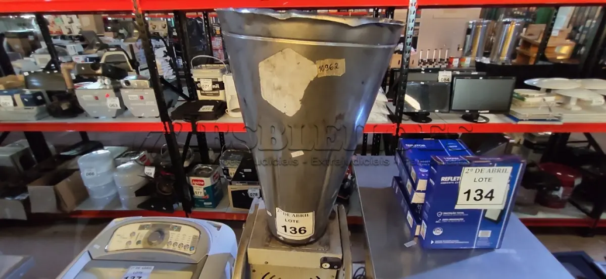 LOTE 136 - 01 LIQUIDIFICADOR INDUSTRIAL. (NO ESTADO) ATENÇÃO! FAZER A VISITAÇÃO ANTES DE ARREMATAR, NÃO SABEMOS SE FUNCIONA. LEILÃO NÃO TEM GARANTIA E NEM DEVOLUÇÃO, SUJEITO A POSSÍVEIS AVARIAS VISÍVEIS/OCULTAS E/OU AUSÊNCIA DE COMPONENTES.