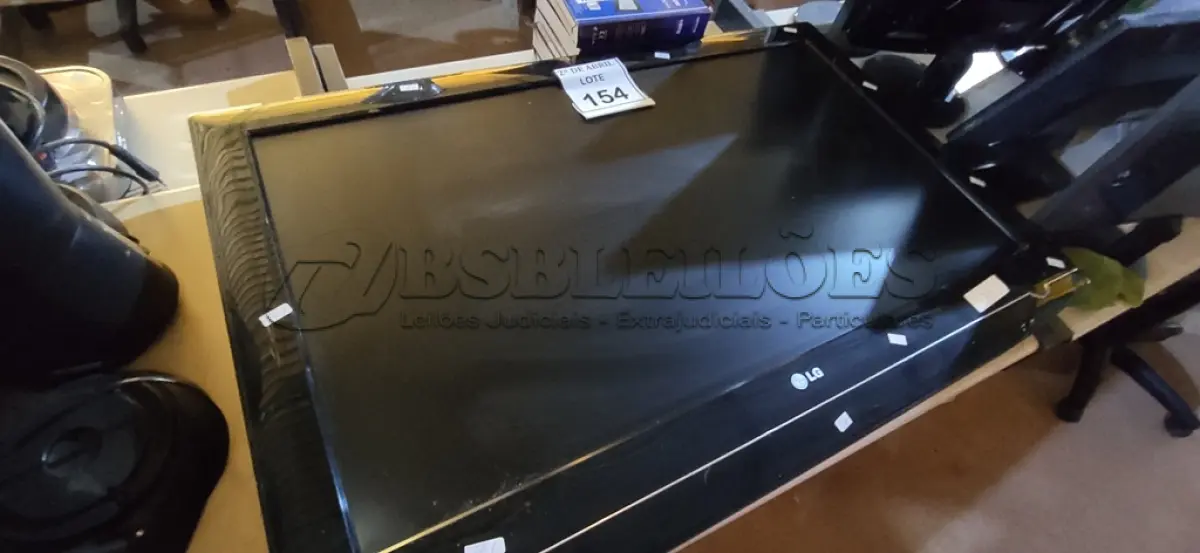LOTE 154 - 01 TV LG 37” SEM CONTROLE.  (NO ESTADO) ATENÇÃO! FAZER A VISITAÇÃO ANTES DE ARREMATAR, NÃO SABEMOS SE FUNCIONA. LEILÃO NÃO TEM GARANTIA E NEM DEVOLUÇÃO, SUJEITO A POSSÍVEIS AVARIAS VISÍVEIS/OCULTAS E/OU AUSÊNCIA DE COMPONENTES.