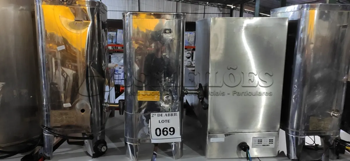 LOTE 069 - 06 CAFETEIRAS EM INOX MARCAS E MODELOS DIVERSOS C/AVARIAS E 01 FATIADOR DE BATATAS. (NO ESTADO) ATENÇÃO! FAZER A VISITAÇÃO ANTES DE ARREMATAR, NÃO SABEMOS SE FUNCIONA. LEILÃO NÃO TEM GARANTIA E NEM DEVOLUÇÃO, SUJEITO A POSSÍVEIS AVARIAS VISÍVEIS/OCULTAS E/OU AUSÊNCIA DE COMPONENTES.