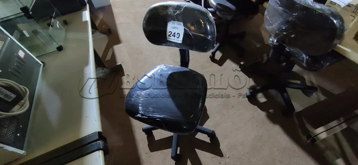 LOTE 240 - 01 CADEIRA PARA ESCRITÓRIO. (NO ESTADO) ATENÇÃO! FAZER A VISITAÇÃO ANTES DE ARREMATAR, NÃO SABEMOS SE FUNCIONA. LEILÃO NÃO TEM GARANTIA E NEM DEVOLUÇÃO, SUJEITO A POSSÍVEIS AVARIAS VISÍVEIS/OCULTAS E/OU AUSÊNCIA DE COMPONENTES.
