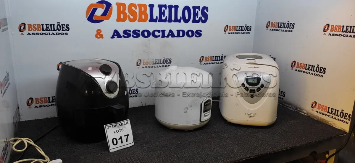 LOTE 017 - 01 PANELA ELÉTRICA, 01 AR FRY E 01 MÁQUINA DE PÃO. (NO ESTADO) ATENÇÃO! FAZER A VISITAÇÃO ANTES DE ARREMATAR, NÃO SABEMOS SE FUNCIONA. LEILÃO NÃO TEM GARANTIA E NEM DEVOLUÇÃO, SUJEITO A POSSÍVEIS AVARIAS VISÍVEIS/OCULTAS E/OU AUSÊNCIA DE COMPONENTES.