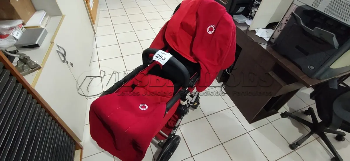 LOTE 250 - 01 CARRINHO DE BEBÊ NA COR VERMELHO.  (NO ESTADO) ATENÇÃO! FAZER A VISITAÇÃO ANTES DE ARREMATAR, NÃO SABEMOS SE FUNCIONA. LEILÃO NÃO TEM GARANTIA E NEM DEVOLUÇÃO, SUJEITO A POSSÍVEIS AVARIAS VISÍVEIS/OCULTAS E/OU AUSÊNCIA DE COMPONENTES.