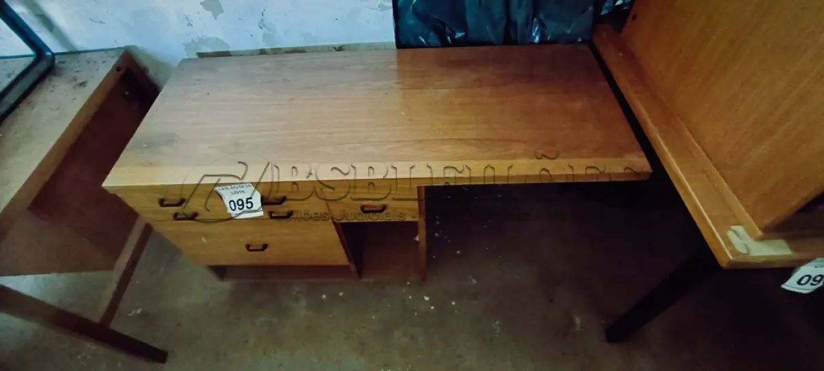 LOTE 095 - 01 MESA PEQUENA EM MADEIRA.  (NO ESTADO) ATENÇÃO! FAZER A VISITAÇÃO ANTES DE ARREMATAR, NÃO SABEMOS SE FUNCIONA. LEILÃO NÃO TEM GARANTIA E NEM DEVOLUÇÃO, SUJEITO A POSSÍVEIS AVARIAS VISÍVEIS/OCULTAS E/OU AUSÊNCIA DE COMPONENTES.