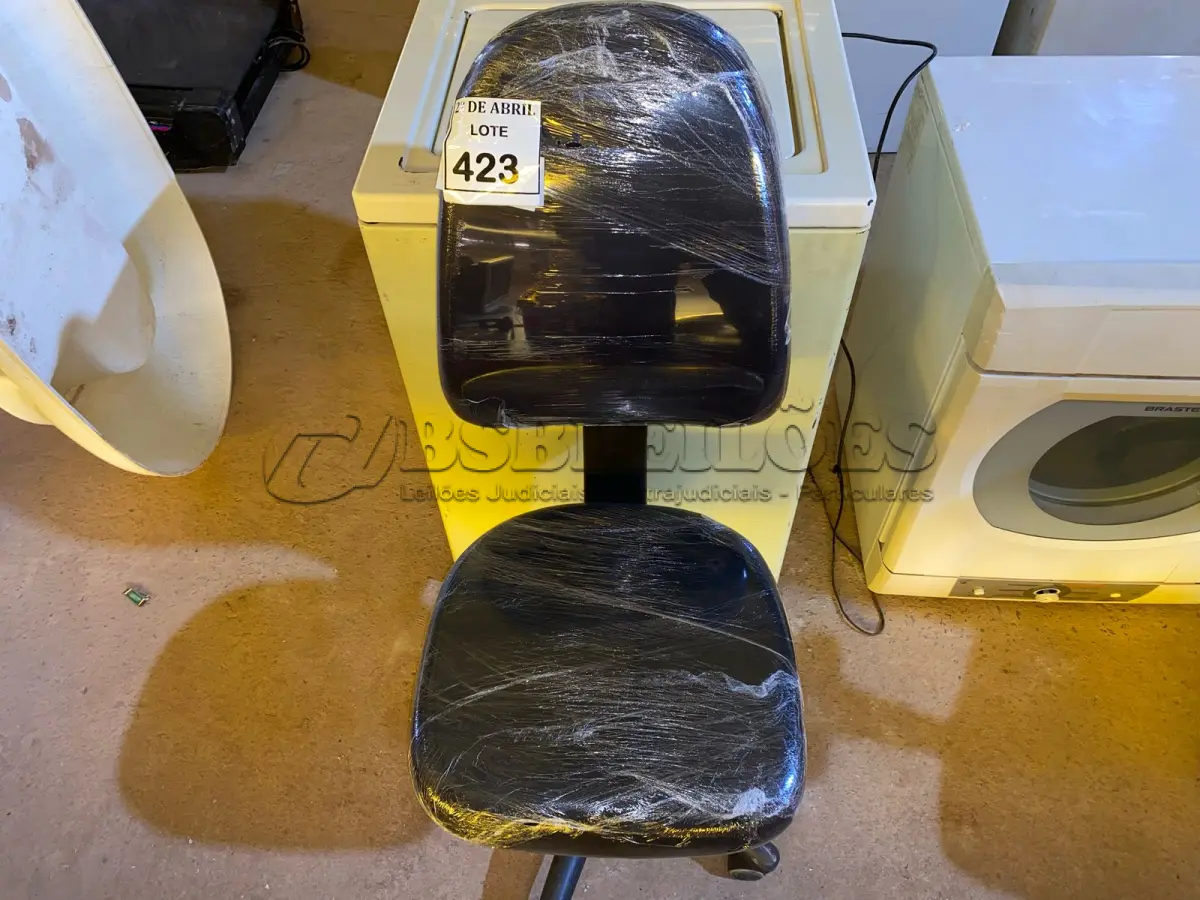 LOTE 423 - 01 CADEIRA PARA ESCRITÓRIO. (NO ESTADO) ATENÇÃO! FAZER A VISITAÇÃO ANTES DE ARREMATAR, NÃO SABEMOS SE FUNCIONA. LEILÃO NÃO TEM GARANTIA E NEM DEVOLUÇÃO, SUJEITO A POSSÍVEIS AVARIAS VISÍVEIS/OCULTAS E/OU AUSÊNCIA DE COMPONENTES.