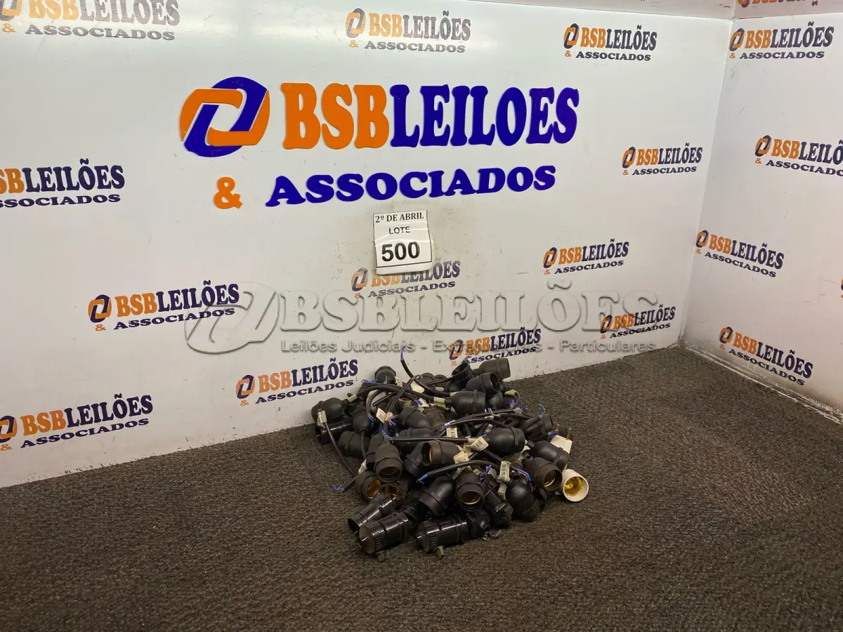 LOTE 500 - 01 LOTE COM BOCAIS PRA LÂMPADAS BULBO. (NO ESTADO) ATENÇÃO! FAZER A VISITAÇÃO ANTES DE ARREMATAR, NÃO SABEMOS SE FUNCIONA. LEILÃO NÃO TEM GARANTIA E NEM DEVOLUÇÃO, SUJEITO A POSSÍVEIS AVARIAS VISÍVEIS/OCULTAS E/OU AUSÊNCIA DE COMPONENTES.