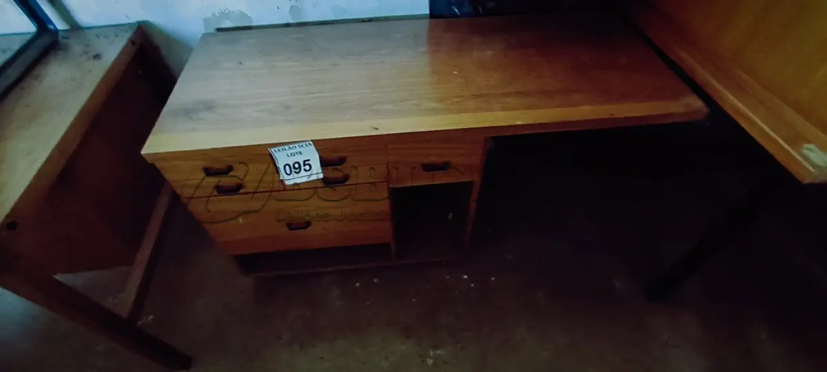 LOTE 095 - 01 MESA PEQUENA EM MADEIRA.  (NO ESTADO) ATENÇÃO! FAZER A VISITAÇÃO ANTES DE ARREMATAR, NÃO SABEMOS SE FUNCIONA. LEILÃO NÃO TEM GARANTIA E NEM DEVOLUÇÃO, SUJEITO A POSSÍVEIS AVARIAS VISÍVEIS/OCULTAS E/OU AUSÊNCIA DE COMPONENTES.