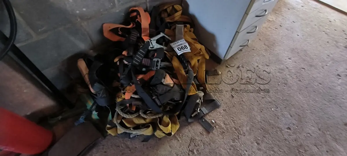 LOTE 068 - 01 LOTE COM CINTOS DE SEGURANÇA PARA OBRA.  (NO ESTADO) ATENÇÃO! FAZER A VISITAÇÃO ANTES DE ARREMATAR, NÃO SABEMOS SE FUNCIONA. LEILÃO NÃO TEM GARANTIA E NEM DEVOLUÇÃO, SUJEITO A POSSÍVEIS AVARIAS VISÍVEIS/OCULTAS E/OU AUSÊNCIA DE COMPONENTES.