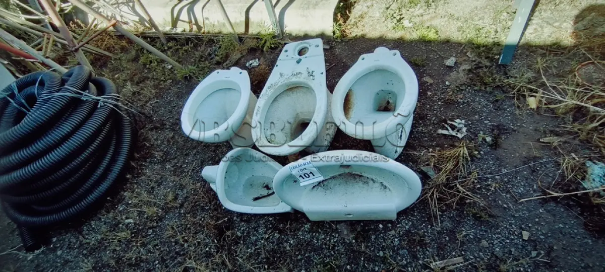 LOTE 101 - 03 VASOS SANITÁRIOS, 01 PIA E 01 MICTÓRIO.  (NO ESTADO) ATENÇÃO! FAZER A VISITAÇÃO ANTES DE ARREMATAR, NÃO SABEMOS SE FUNCIONA. LEILÃO NÃO TEM GARANTIA E NEM DEVOLUÇÃO, SUJEITO A POSSÍVEIS AVARIAS VISÍVEIS/OCULTAS E/OU AUSÊNCIA DE COMPONENTES.