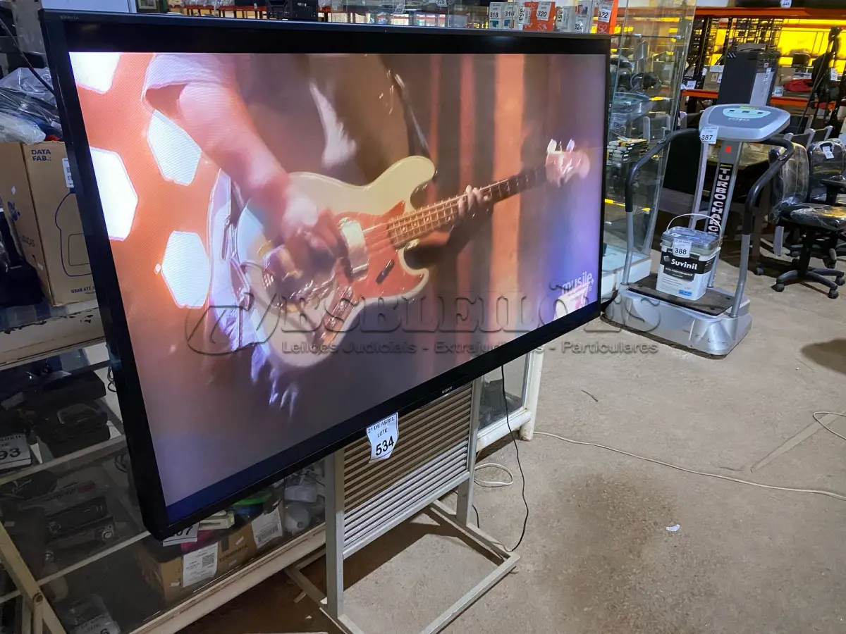 LOTE 427 - 01 SMART TV 70" SONY KDL-70W855B LED 3D ,  PROCESSADOR DE IMAGEM 3D,TAMANHO DA TELA 70", RESOLUÇÃO FULL HD - 1920 X 1080 PIXELS, FORMATO DE TELA 16:9 (WIDESCREEN) REFRESH RATE MOTIONFLOW XR 480 HZ ÂNGULO DE VISÃO HORIZONTAL: 178° VERTICAL: 178° , SISTEMA ANALÓGICO: PAL-M, PAL-N, NTSC DIGITAL: SBTVD  SINTONIZADOR DE TV ANALÓGICO: SIM, DIGITAL: SIM POTÊNCIA DE ÁUDIO 2 X 10 W RMS CONEXÕES ENTRADA: 4 X HDMI 2 X VÍDEO COMPOSTO 1 X VÍDEO COMPONENTE 1 X ÁUDIO ESTÉREO 2 X USB 1 X RJ-45 SAÍDA: 1 X ÁUDIO DIGITAL ÓPTICO ALIMENTAÇÃO AC 100 ~ 240V CONSUMO DE ENERGIA ATIVA: 208 W STAND BY: < 1 W  PADRÃO DE FURO PARA MONTAGEM NA PAREDE VESA 400X300 DIMENSÕES (L X A X P) SEM BASE: 158,6 X 92 X 9,3 CM COM BASE: 158,6 X 97 X 37 CM  PESO SEM BASE: 43,6 KG COM BASE: 44,6 KG EMBALAGEM: 56 KG  (NO ESTADO) ATENÇÃO! FAZER A VISITAÇÃO ANTES DE ARREMATAR, NÃO SABEMOS SE FUNCIONA. LEILÃO NÃO TEM GARANTIA E NEM DEVOLUÇÃO, SUJEITO A POSSÍVEIS AVARIAS VISÍVEIS/OCULTAS E/OU AUSÊNCIA DE COMPONENTES.