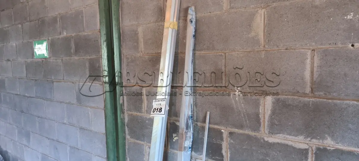 LOTE 018 - 01 LOTE COM PERFIL EM ALUMÍNIO.  (NO ESTADO) ATENÇÃO! FAZER A VISITAÇÃO ANTES DE ARREMATAR, NÃO SABEMOS SE FUNCIONA. LEILÃO NÃO TEM GARANTIA E NEM DEVOLUÇÃO, SUJEITO A POSSÍVEIS AVARIAS VISÍVEIS/OCULTAS E/OU AUSÊNCIA DE COMPONENTES.