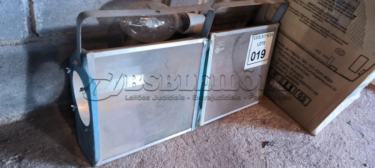 LOTE 019 - 01 LOTE COM LUMINÁRIAS E REFLETORES.  (NO ESTADO) ATENÇÃO! FAZER A VISITAÇÃO ANTES DE ARREMATAR, NÃO SABEMOS SE FUNCIONA. LEILÃO NÃO TEM GARANTIA E NEM DEVOLUÇÃO, SUJEITO A POSSÍVEIS AVARIAS VISÍVEIS/OCULTAS E/OU AUSÊNCIA DE COMPONENTES.