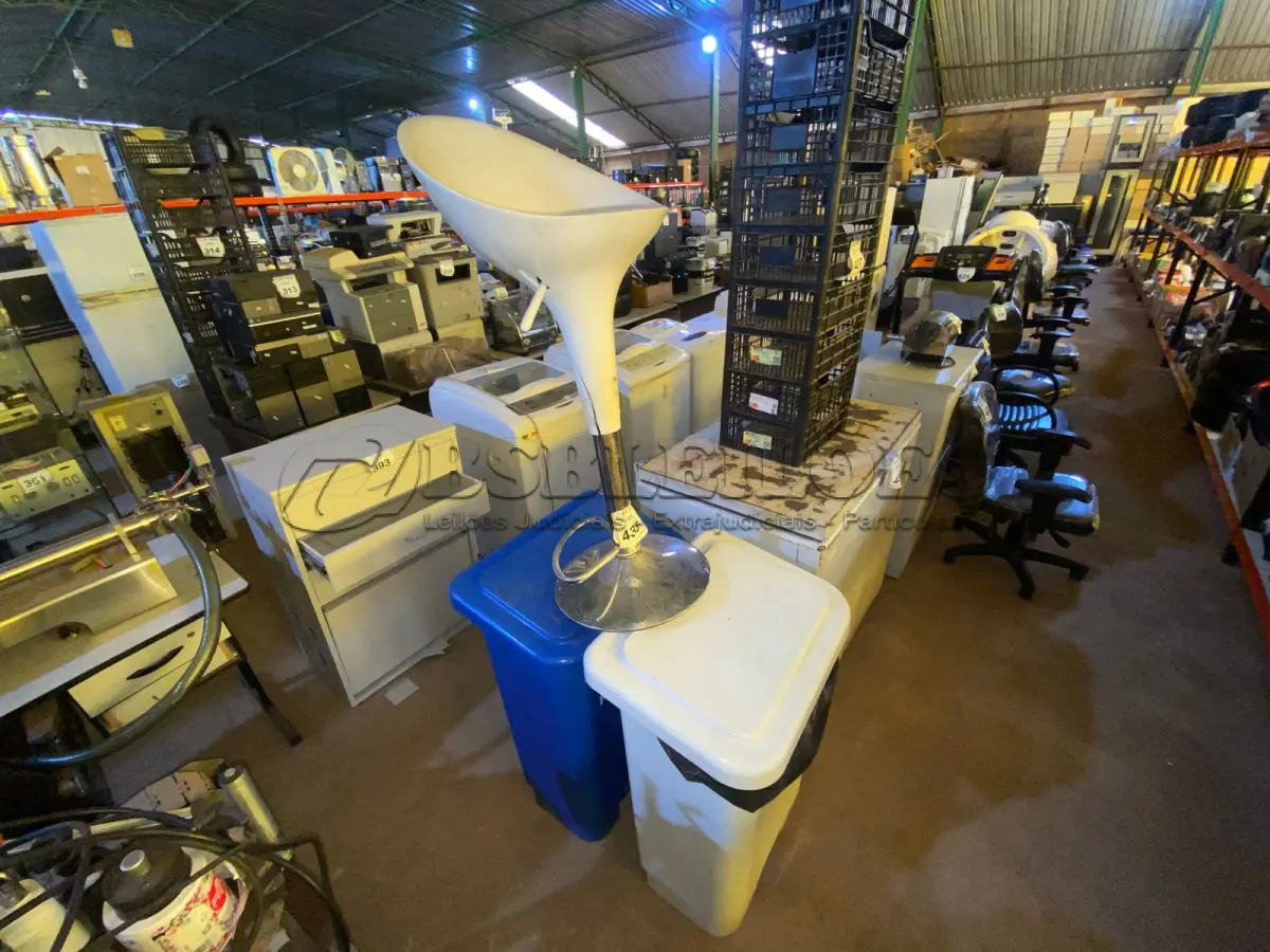 LOTE 438 - 02 LIXEIRAS E 01 BANQUETA. (NO ESTADO) ATENÇÃO! FAZER A VISITAÇÃO ANTES DE ARREMATAR, NÃO SABEMOS SE FUNCIONA. LEILÃO NÃO TEM GARANTIA E NEM DEVOLUÇÃO, SUJEITO A POSSÍVEIS AVARIAS VISÍVEIS/OCULTAS E/OU AUSÊNCIA DE COMPONENTES.