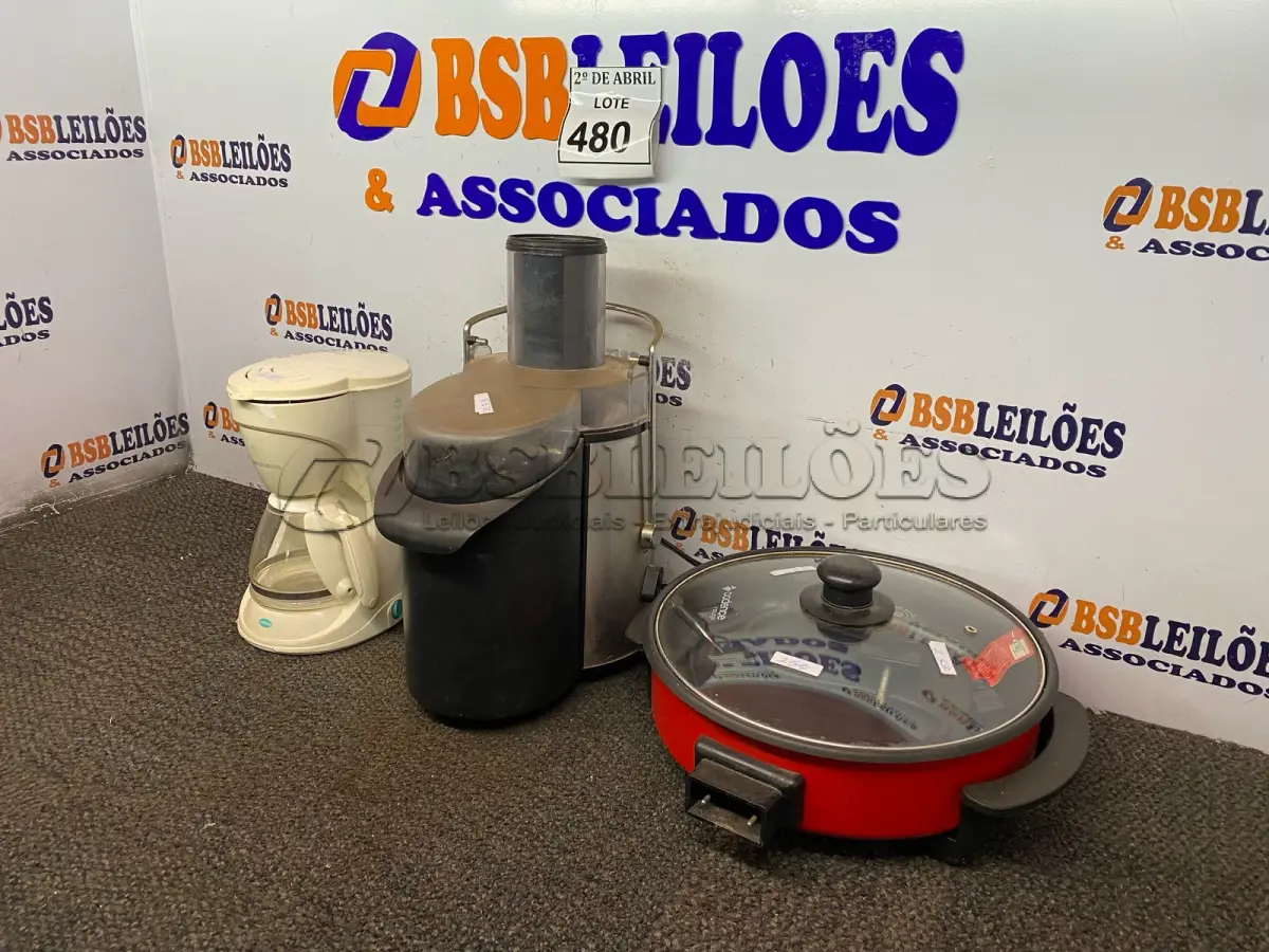 LOTE 480 - 01 PANELA ELÉTRICA, 01 CAFETEIRA E 01 JOICE WALITA. (NO ESTADO) ATENÇÃO! FAZER A VISITAÇÃO ANTES DE ARREMATAR, NÃO SABEMOS SE FUNCIONA. LEILÃO NÃO TEM GARANTIA E NEM DEVOLUÇÃO, SUJEITO A POSSÍVEIS AVARIAS VISÍVEIS/OCULTAS E/OU AUSÊNCIA DE COMPONENTES.