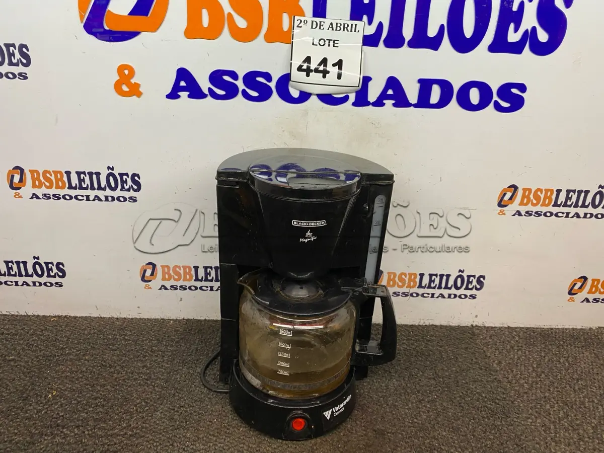 LOTE 441 - 01 CAFETEIRA ELÉTRICA E 01 COLHER EM PVC. (NO ESTADO) ATENÇÃO! FAZER A VISITAÇÃO ANTES DE ARREMATAR, NÃO SABEMOS SE FUNCIONA. LEILÃO NÃO TEM GARANTIA E NEM DEVOLUÇÃO, SUJEITO A POSSÍVEIS AVARIAS VISÍVEIS/OCULTAS E/OU AUSÊNCIA DE COMPONENTES.