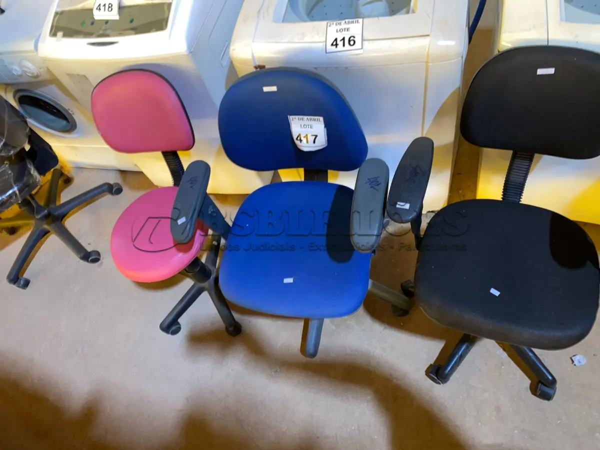 LOTE 417 - 03 CADEIRAS PARA ESCRITÓRIO. (NO ESTADO) ATENÇÃO! FAZER A VISITAÇÃO ANTES DE ARREMATAR, NÃO SABEMOS SE FUNCIONA. LEILÃO NÃO TEM GARANTIA E NEM DEVOLUÇÃO, SUJEITO A POSSÍVEIS AVARIAS VISÍVEIS/OCULTAS E/OU AUSÊNCIA DE COMPONENTES.