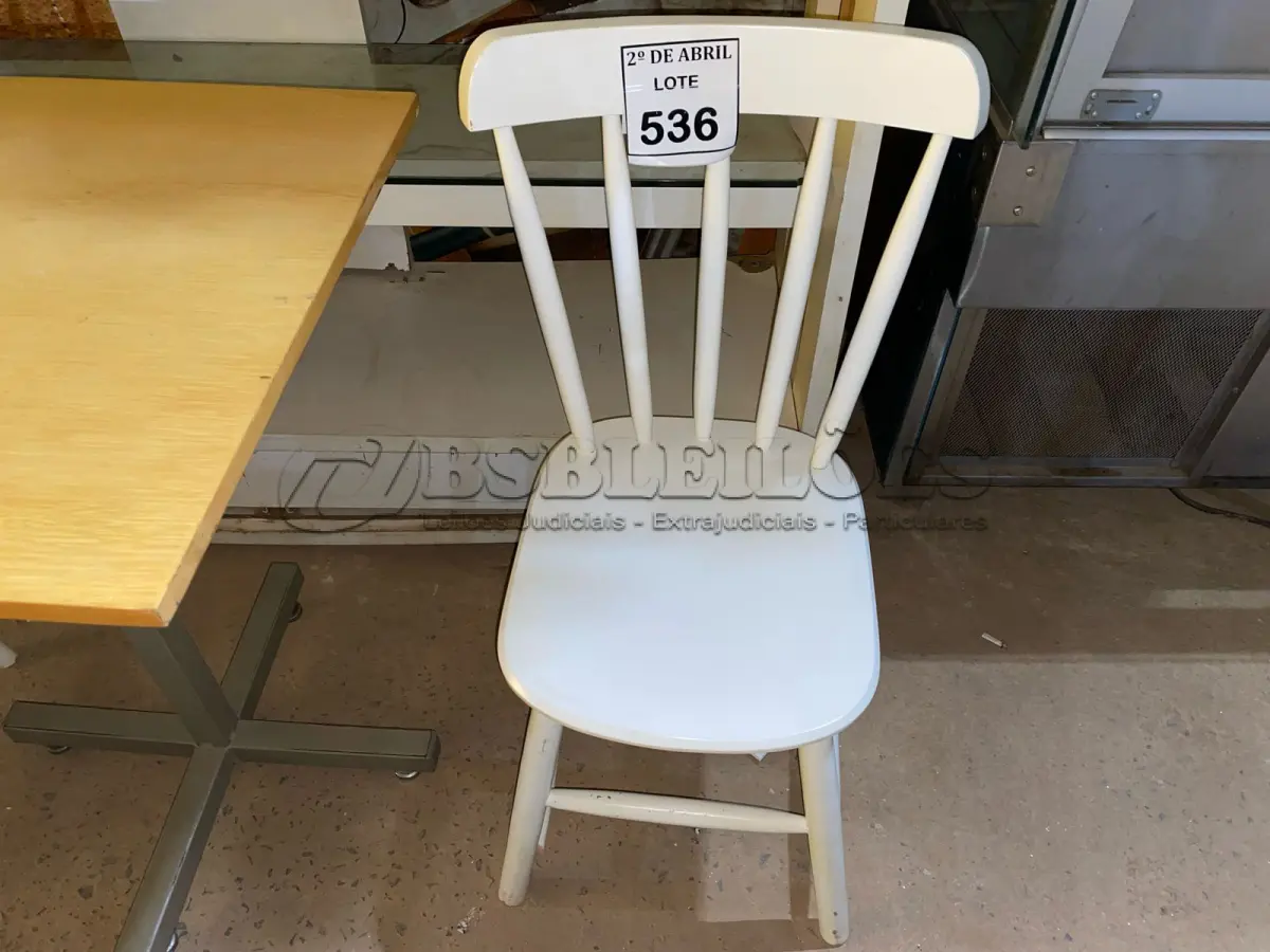 LOTE 536 - 01 CADEIRA EM MADEIRA BRANCA (NO ESTADO) ATENÇÃO! FAZER A VISITAÇÃO ANTES DE ARREMATAR, NÃO SABEMOS SE FUNCIONA. LEILÃO NÃO TEM GARANTIA E NEM DEVOLUÇÃO, SUJEITO A POSSÍVEIS AVARIAS VISÍVEIS/OCULTAS E/OU AUSÊNCIA DE COMPONENTES.