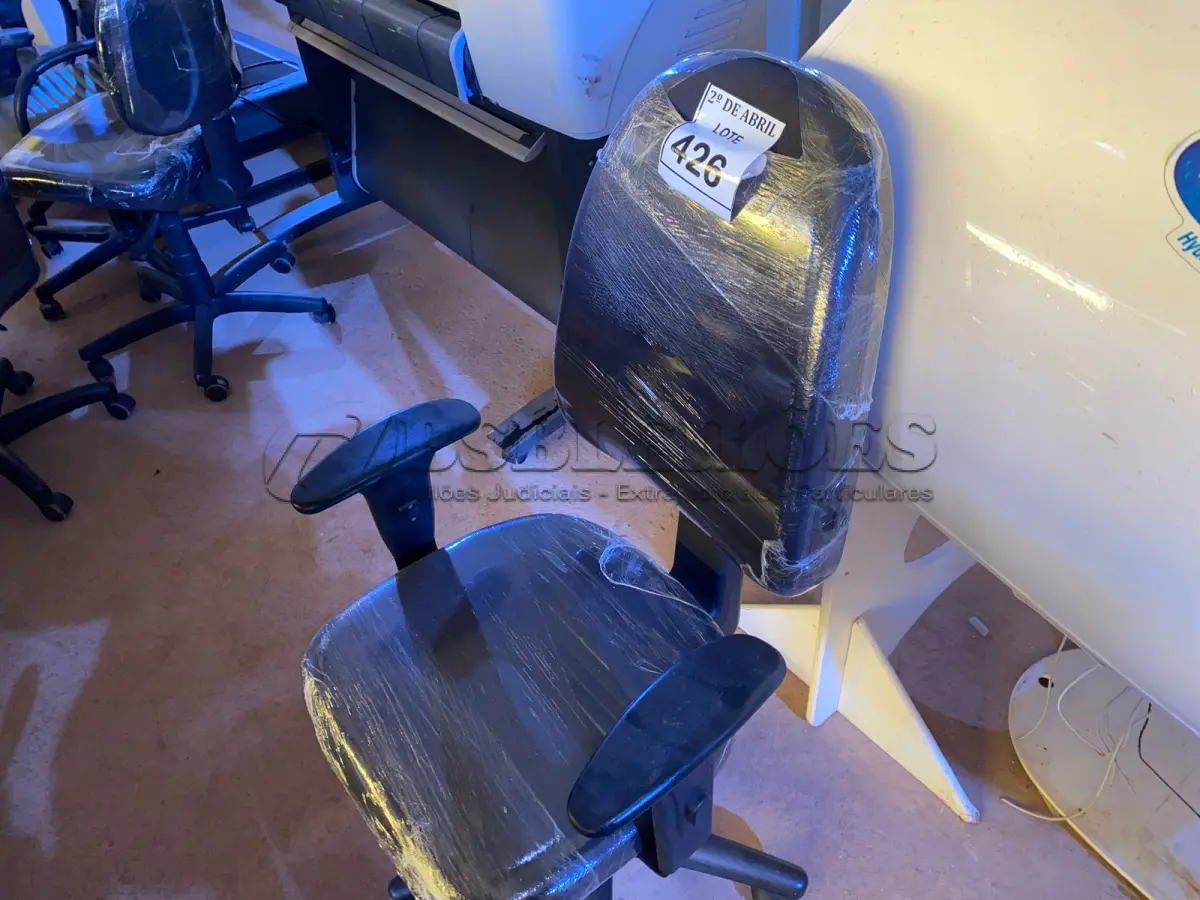 LOTE 426 - 01 CADEIRA PARA ESCRITÓRIO. (NO ESTADO) ATENÇÃO! FAZER A VISITAÇÃO ANTES DE ARREMATAR, NÃO SABEMOS SE FUNCIONA. LEILÃO NÃO TEM GARANTIA E NEM DEVOLUÇÃO, SUJEITO A POSSÍVEIS AVARIAS VISÍVEIS/OCULTAS E/OU AUSÊNCIA DE COMPONENTES.