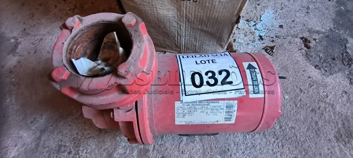 LOTE 032 - 01 BOMBA D’ÁGUA.  (NO ESTADO) ATENÇÃO! FAZER A VISITAÇÃO ANTES DE ARREMATAR, NÃO SABEMOS SE FUNCIONA. LEILÃO NÃO TEM GARANTIA E NEM DEVOLUÇÃO, SUJEITO A POSSÍVEIS AVARIAS VISÍVEIS/OCULTAS E/OU AUSÊNCIA DE COMPONENTES.