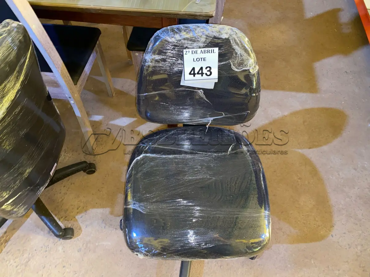 LOTE 443 - 01 CADEIRA PARA ESCRITÓRIO. (NO ESTADO) ATENÇÃO! FAZER A VISITAÇÃO ANTES DE ARREMATAR, NÃO SABEMOS SE FUNCIONA. LEILÃO NÃO TEM GARANTIA E NEM DEVOLUÇÃO, SUJEITO A POSSÍVEIS AVARIAS VISÍVEIS/OCULTAS E/OU AUSÊNCIA DE COMPONENTES.