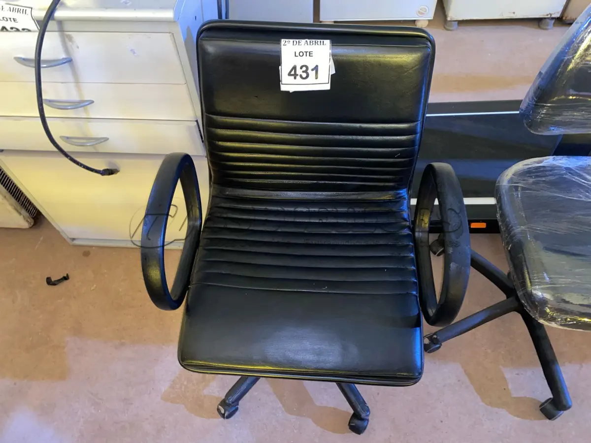 LOTE 431 - 01 CADEIRA PARA ESCRITÓRIO. (NO ESTADO) ATENÇÃO! FAZER A VISITAÇÃO ANTES DE ARREMATAR, NÃO SABEMOS SE FUNCIONA. LEILÃO NÃO TEM GARANTIA E NEM DEVOLUÇÃO, SUJEITO A POSSÍVEIS AVARIAS VISÍVEIS/OCULTAS E/OU AUSÊNCIA DE COMPONENTES.