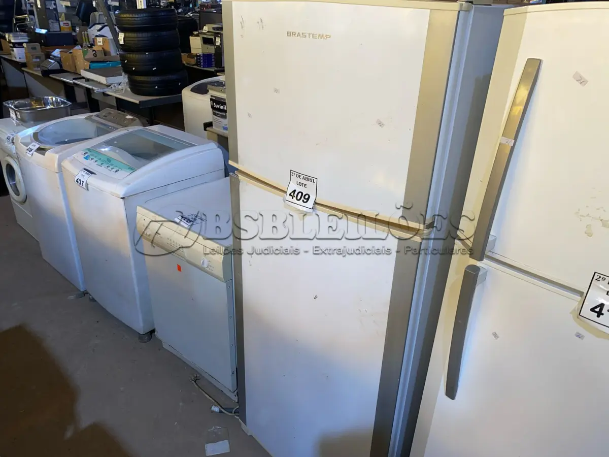 LOTE 409 - 01 GELADEIRA BRASTEMP 220VOLTS. (NO ESTADO) ATENÇÃO! FAZER A VISITAÇÃO ANTES DE ARREMATAR, NÃO SABEMOS SE FUNCIONA. LEILÃO NÃO TEM GARANTIA E NEM DEVOLUÇÃO, SUJEITO A POSSÍVEIS AVARIAS VISÍVEIS/OCULTAS E/OU AUSÊNCIA DE COMPONENTES.