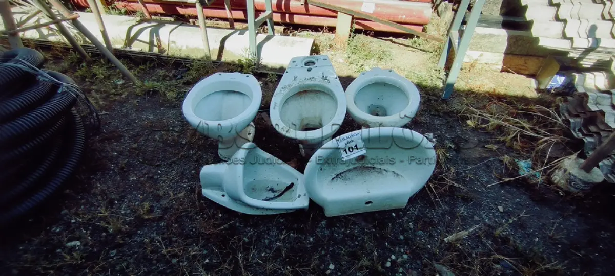 LOTE 101 - 03 VASOS SANITÁRIOS, 01 PIA E 01 MICTÓRIO.  (NO ESTADO) ATENÇÃO! FAZER A VISITAÇÃO ANTES DE ARREMATAR, NÃO SABEMOS SE FUNCIONA. LEILÃO NÃO TEM GARANTIA E NEM DEVOLUÇÃO, SUJEITO A POSSÍVEIS AVARIAS VISÍVEIS/OCULTAS E/OU AUSÊNCIA DE COMPONENTES.